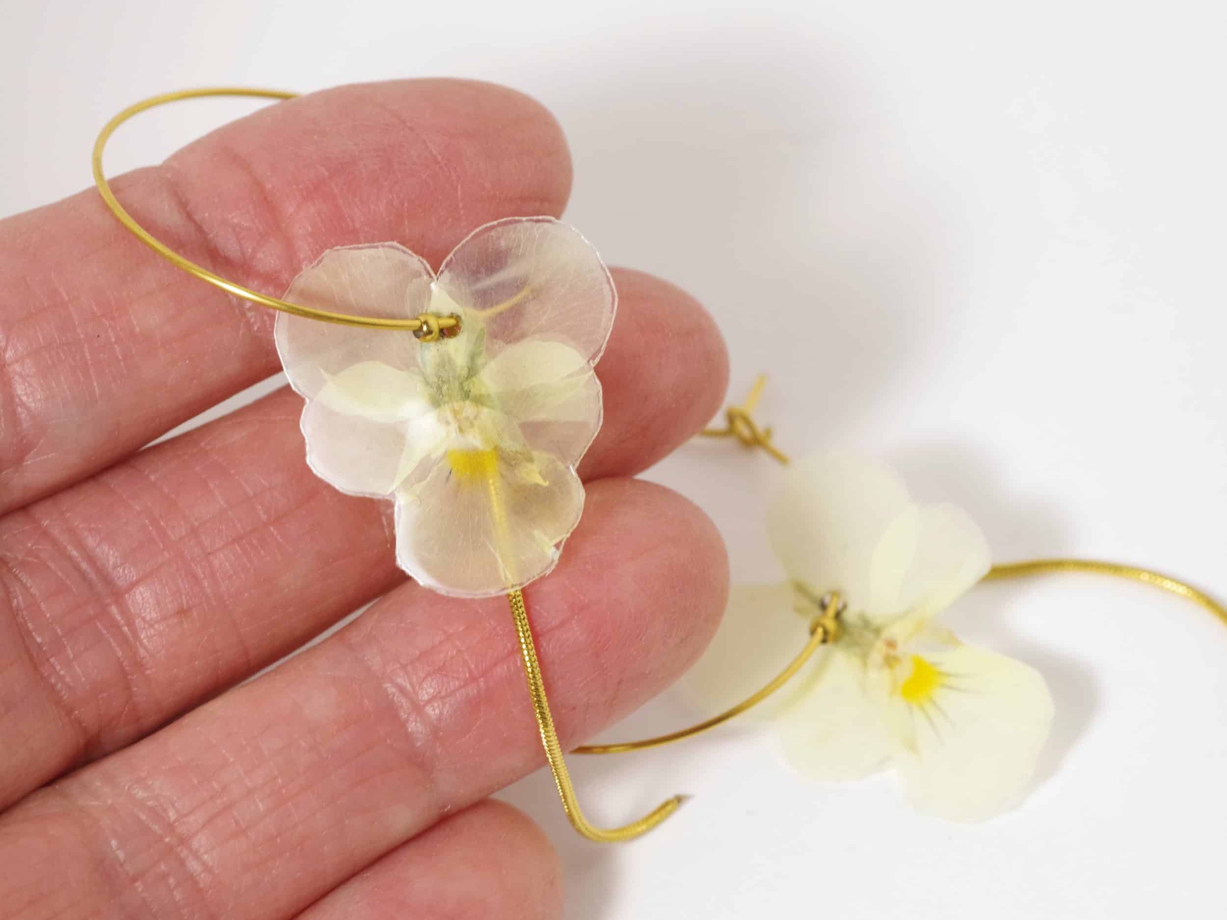 Boucles d'oreilles Elfy, mini pensées jaune – Image 5