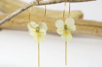 boucles-d-oreilles_elfy_mini-pensees-blanches_creoles-dorees (6)