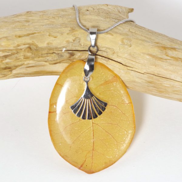 Pendentif bougainvillée cristalisée. La bractée est de couleur ocre pâle, elle est maintenue par une attache élégante.