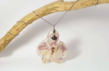 collier_reine_pendentif-orchidee-cristallisee_violette_chaine-inox