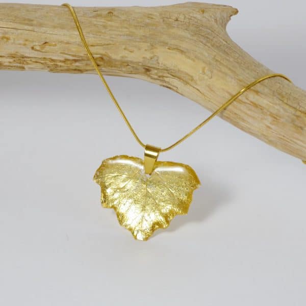 Pendentif petite feuille d'or, sur une fine chaîne en inox doré