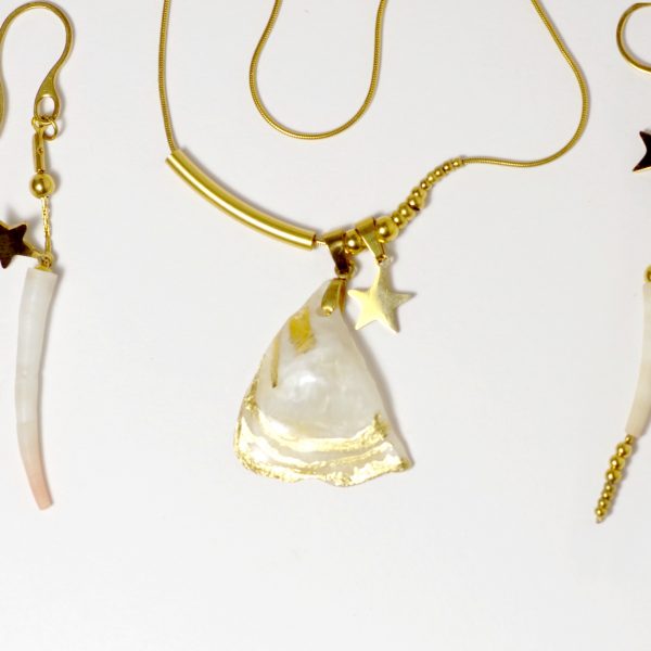 Parure en nacre et chaînes dorées ; collier asymétrique avec pendentif nacre et étoile, boucles d'oreilles asymétrique avec coquillages dentales et étoiles