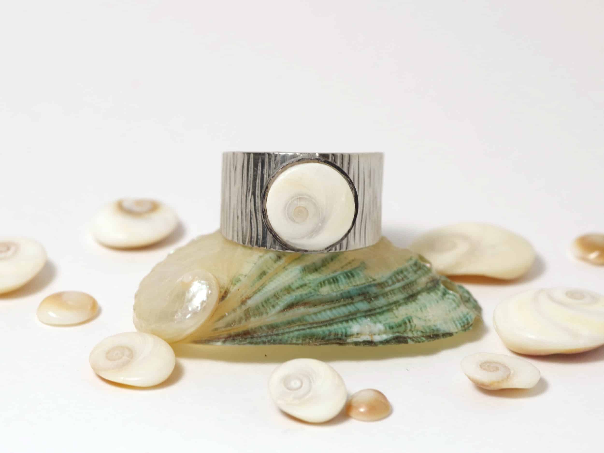 Une bague en inox décorée d'un oeil de sainte Lucie rond.