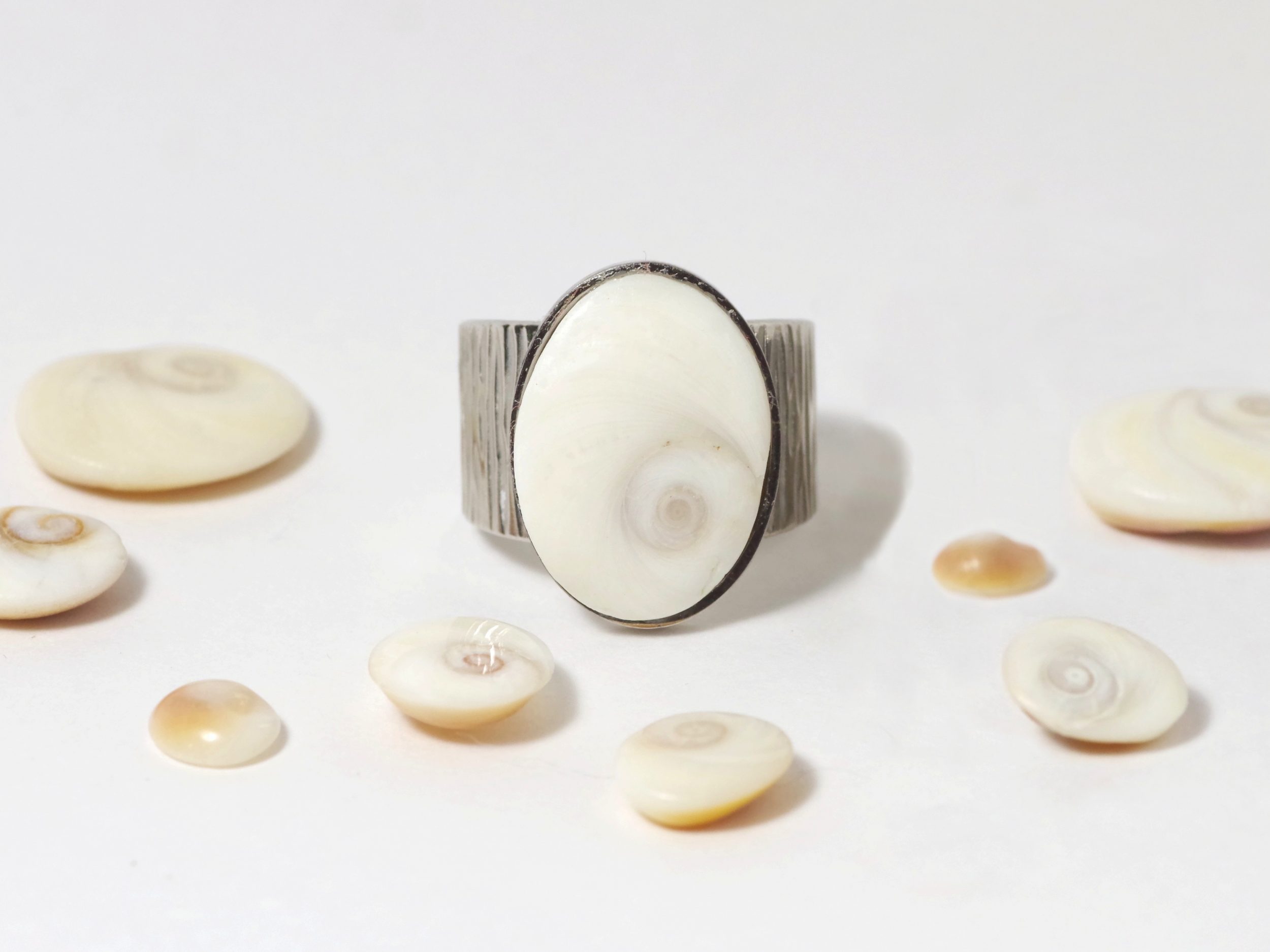 Un très gros œil de sainte Lucie monté sur une belle bague en inox texturé.