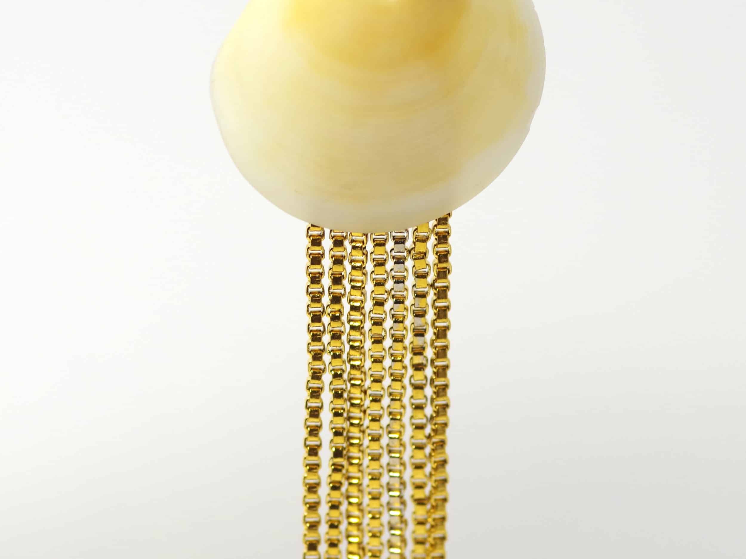 Boucles d'oreilles Égérie, coquillages jaunes et chaines dorées – Image 3