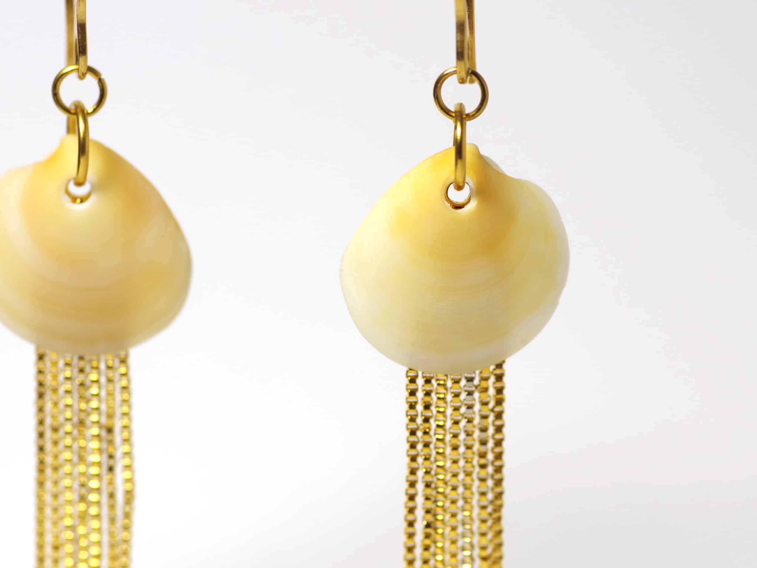 Boucles d'oreilles Égérie, coquillages jaunes et chaines dorées – Image 4
