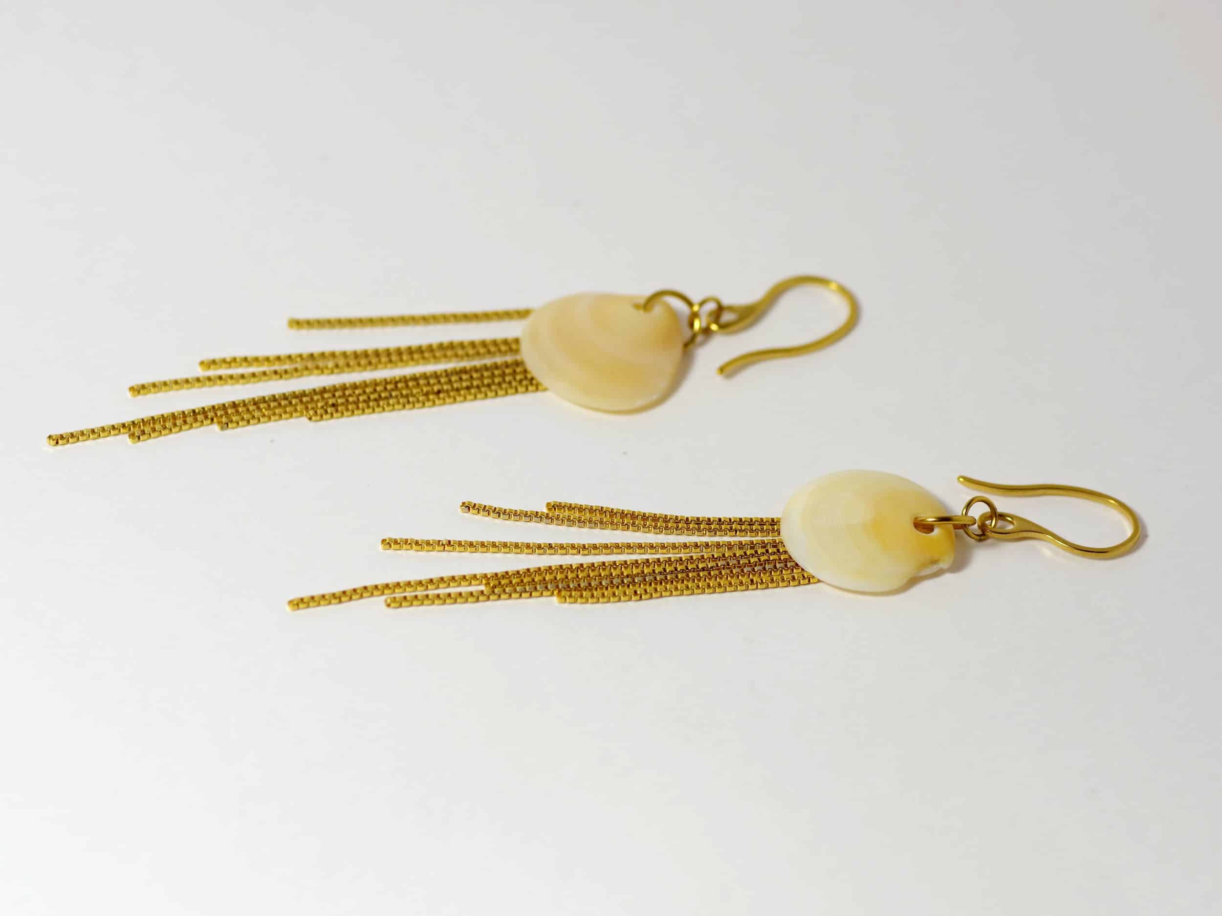 Boucles d'oreilles Égérie, coquillages jaunes et chaines dorées – Image 5
