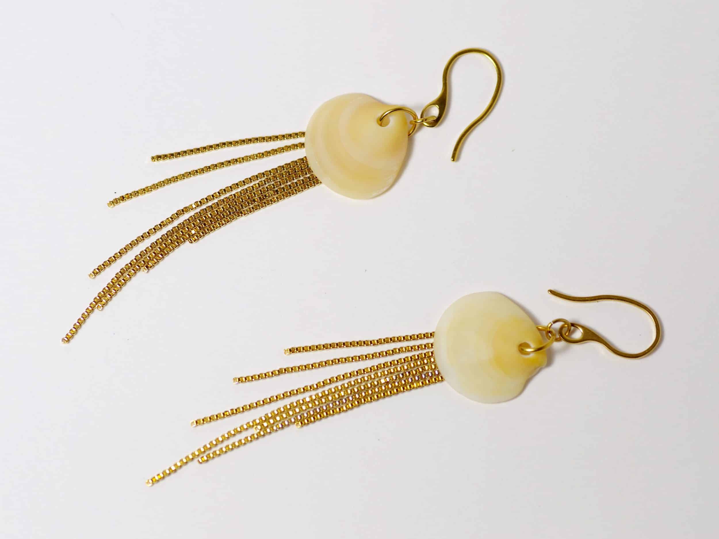 Boucles d'oreilles Égérie, coquillages jaunes et chaines dorées – Image 2