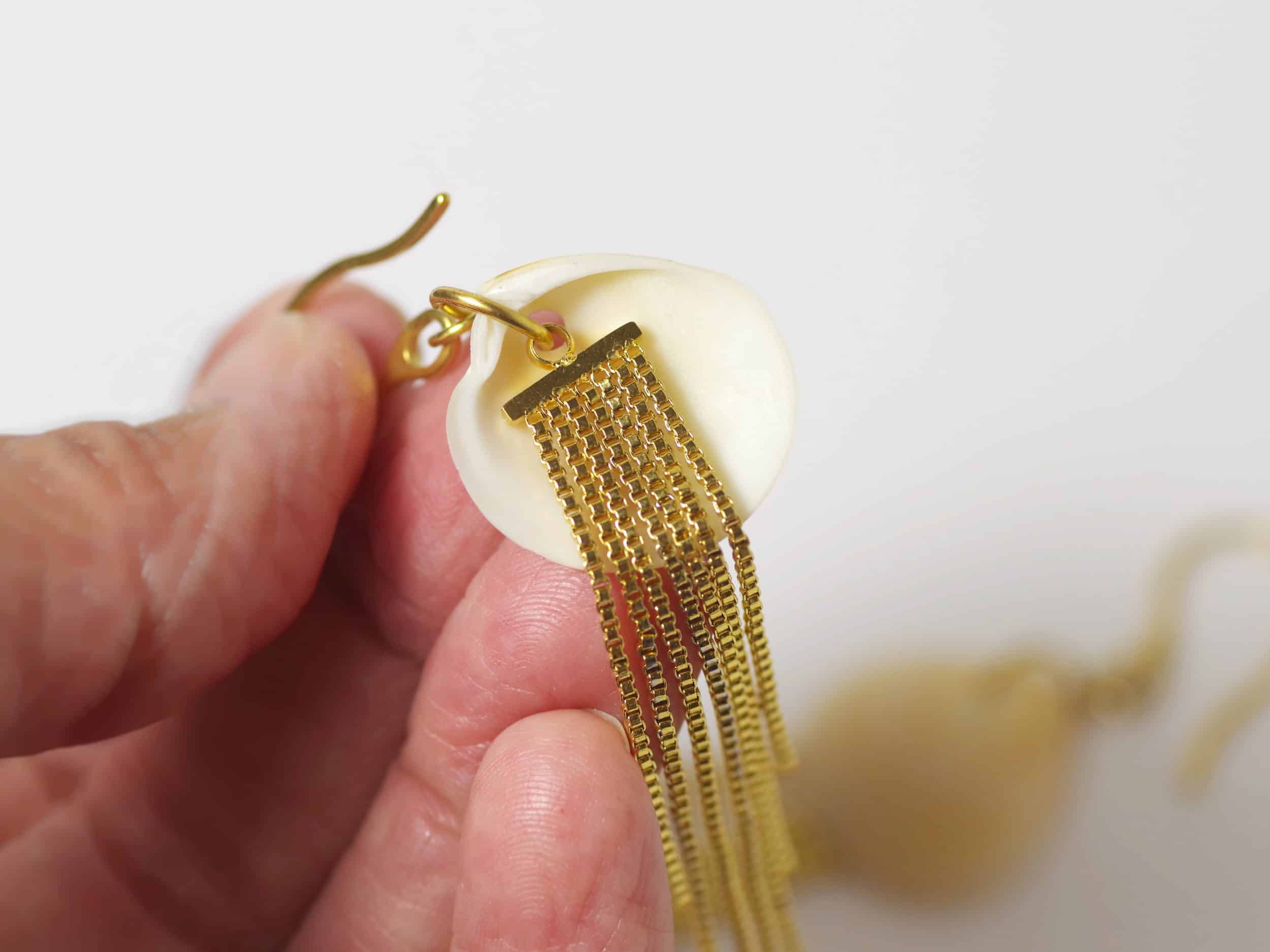 Boucles d'oreilles Égérie, coquillages jaunes et chaines dorées – Image 7
