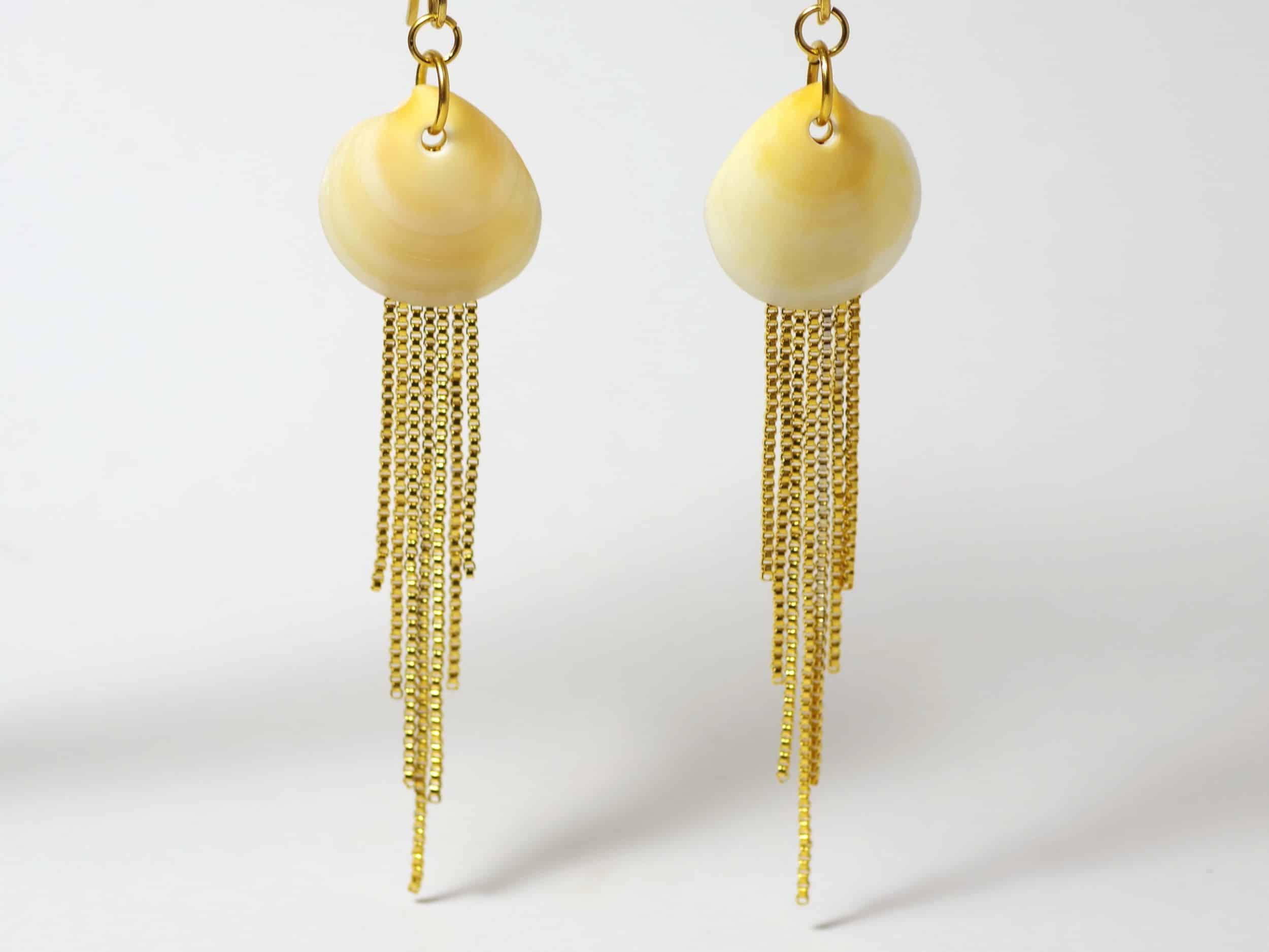 Boucles d'oreilles Égérie, coquillages jaunes et chaines dorées – Image 6