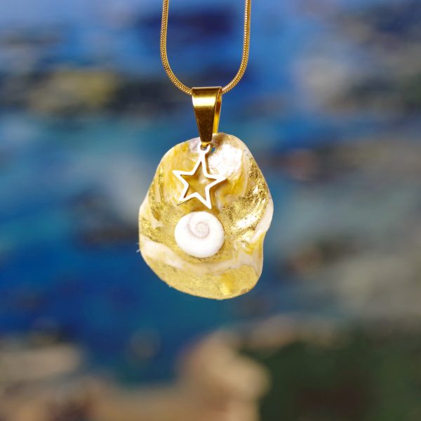 Pendentif original : étoile et œil de ste Lucie sur un fragment de coquille usée par la mer et dorée à la feuille.