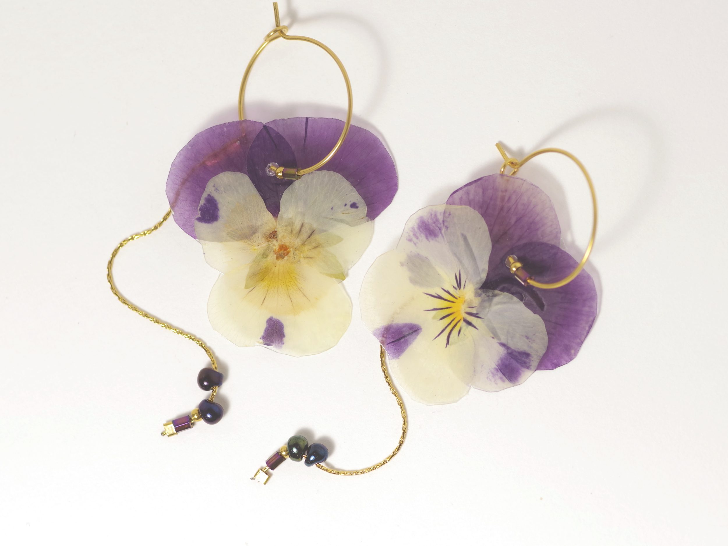 Boucles d'oreilles Elfy, pensées violet et blanc – Image 3