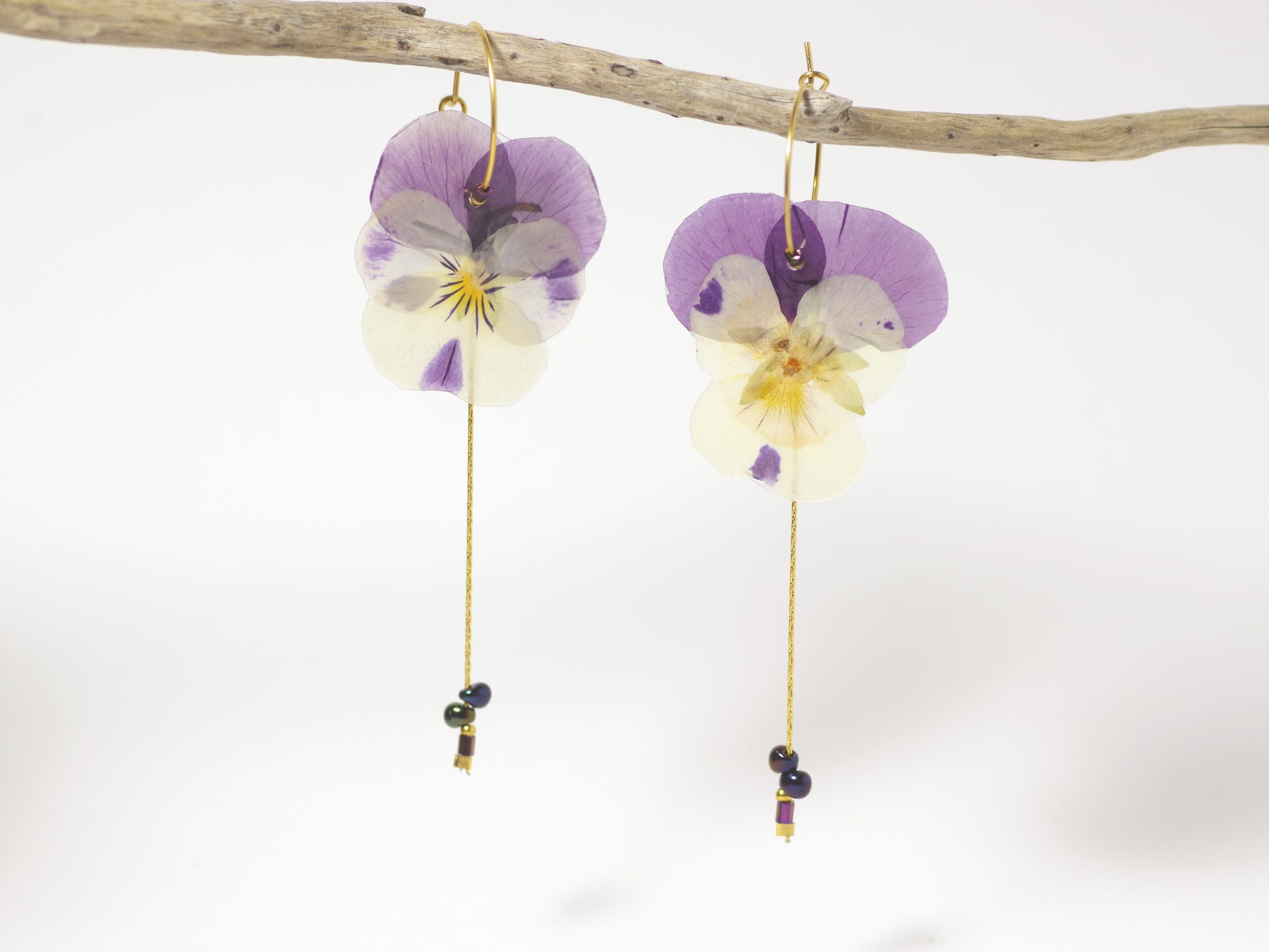 Boucles d'oreilles Elfy, pensées violet et blanc – Image 4