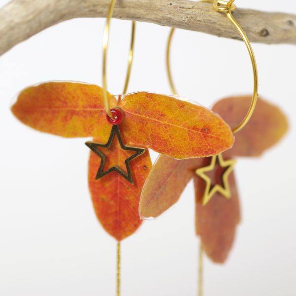 Mini feuilles d'érable oranges, étoiles et chaînes dorées composent une jolie paire de boucles d'oreilles.