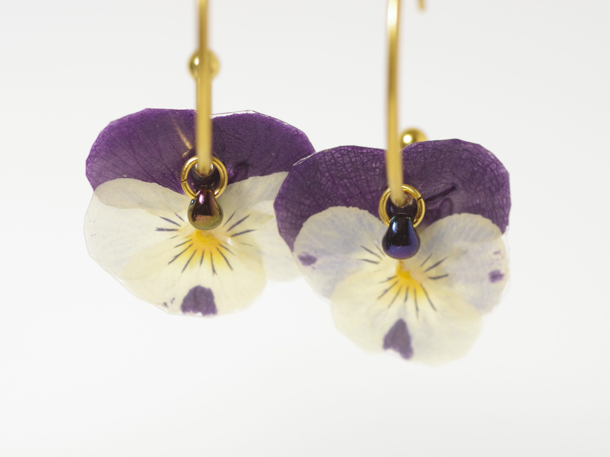 Boucles d'oreilles Flora Mini, pensées minuscules – Image 3