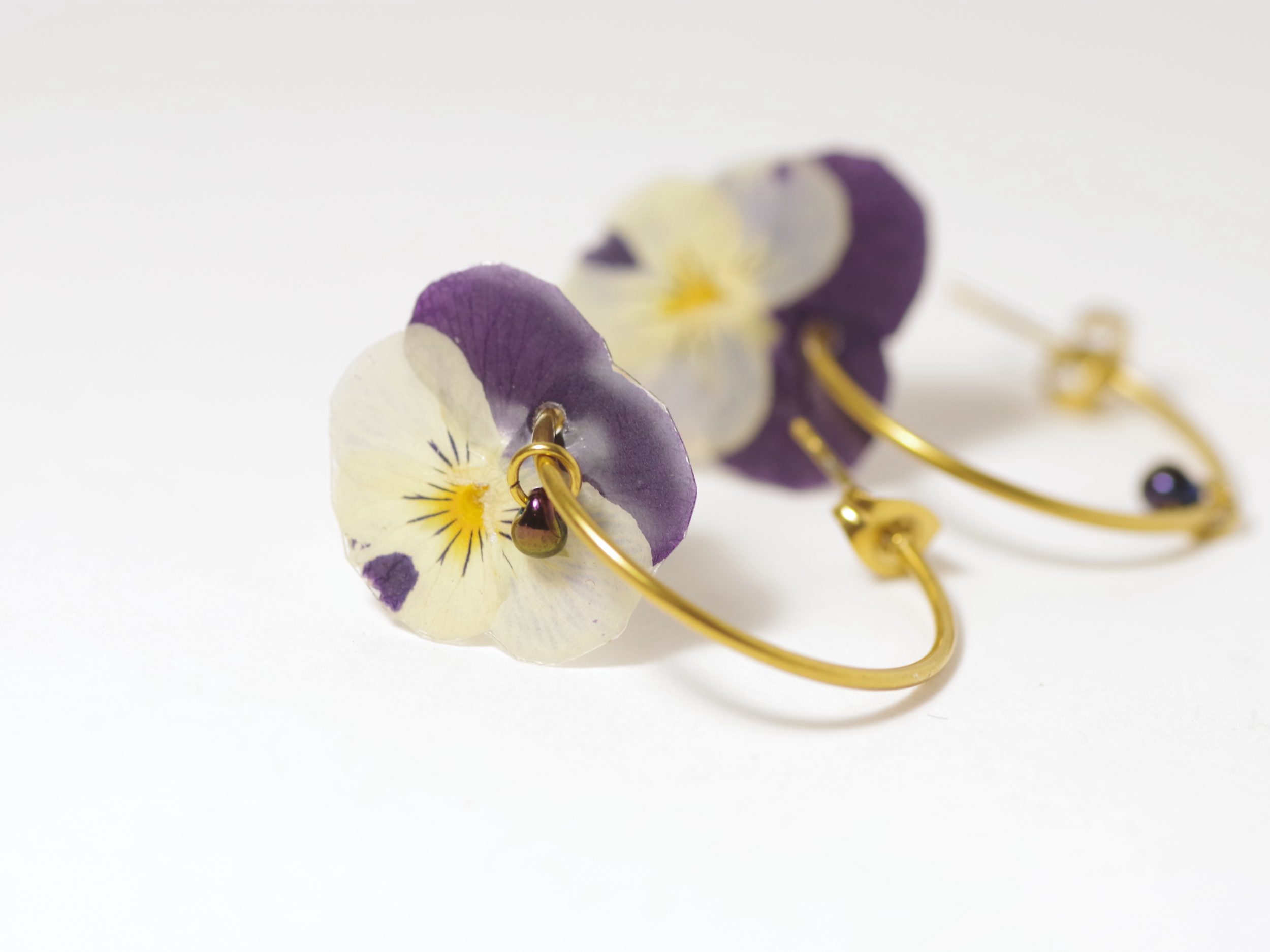 Boucles d'oreilles Flora Mini, pensées minuscules – Image 4