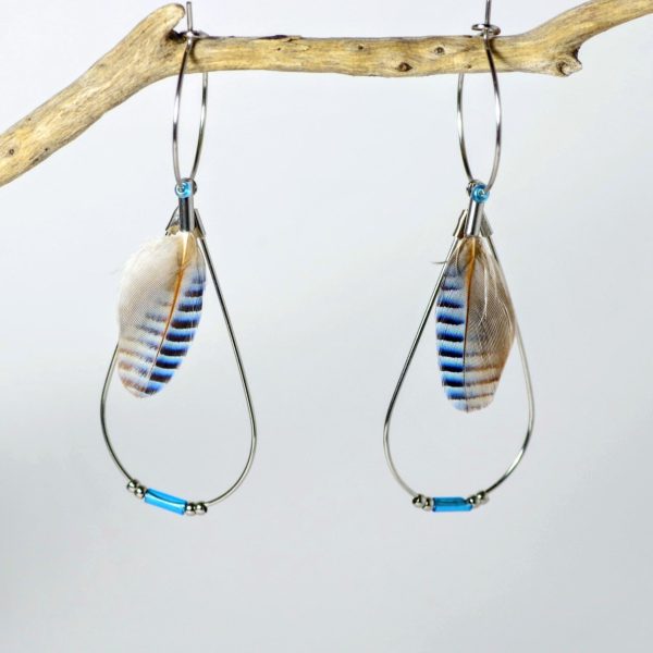 Boucles d'oreilles Alula, petite plume bleue rayée