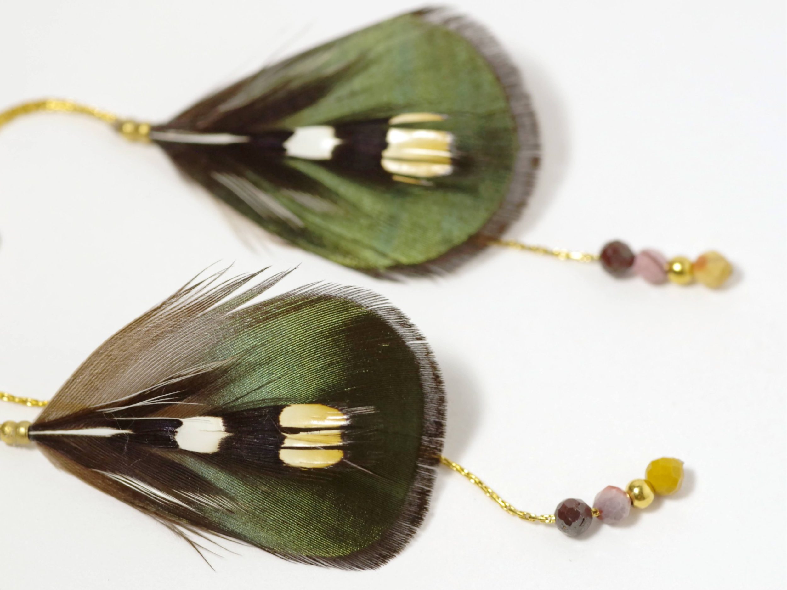 RÉSERVÉ : Boucles d'oreilles Oiseau Du Soir, plumes superposées – Image 4