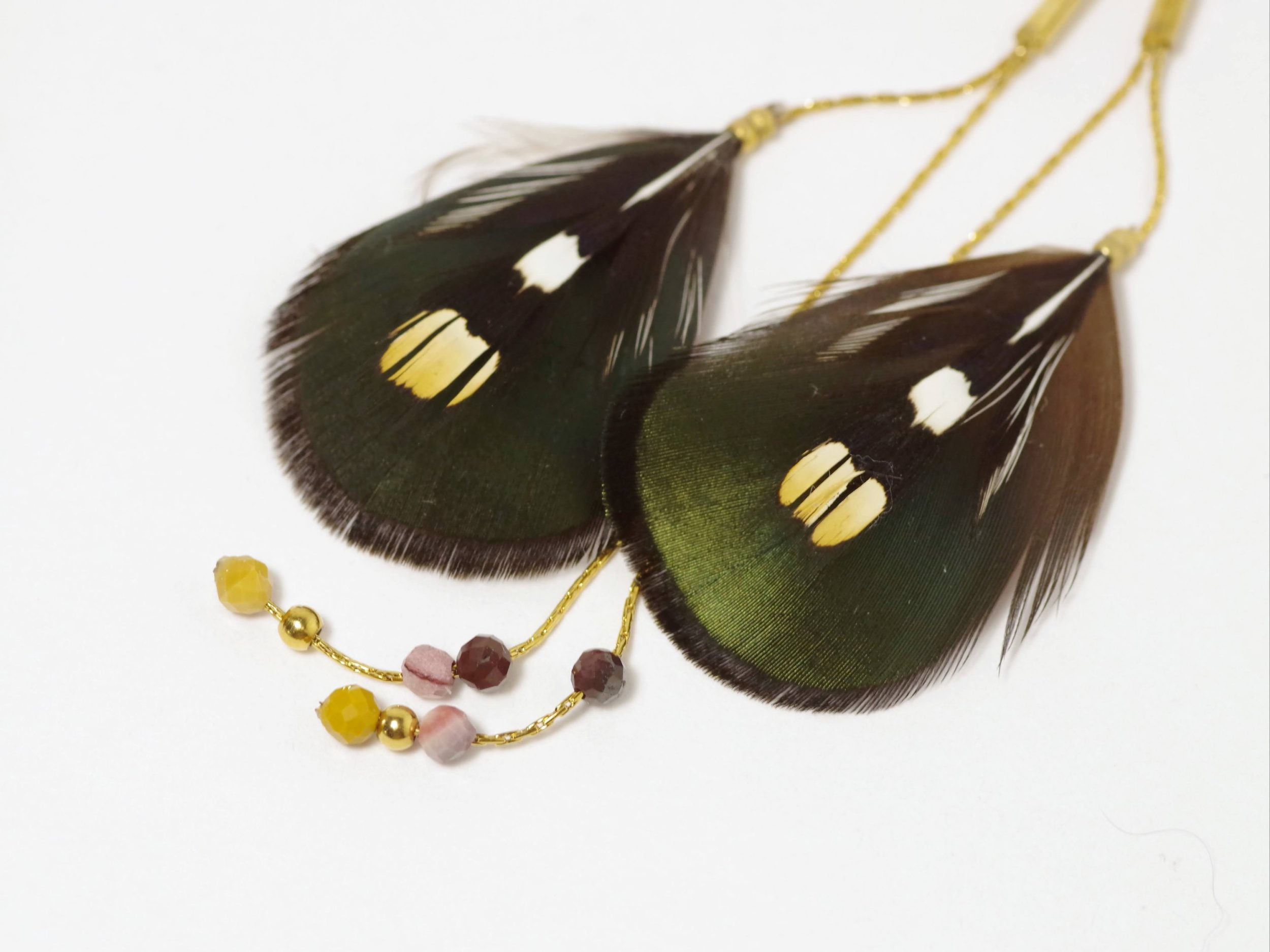 RÉSERVÉ : Boucles d'oreilles Oiseau Du Soir, plumes superposées – Image 2