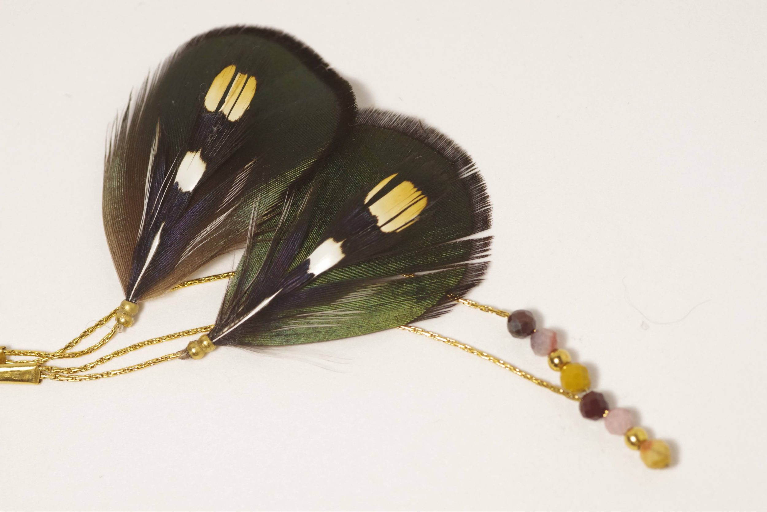 RÉSERVÉ : Boucles d'oreilles Oiseau Du Soir, plumes superposées – Image 5