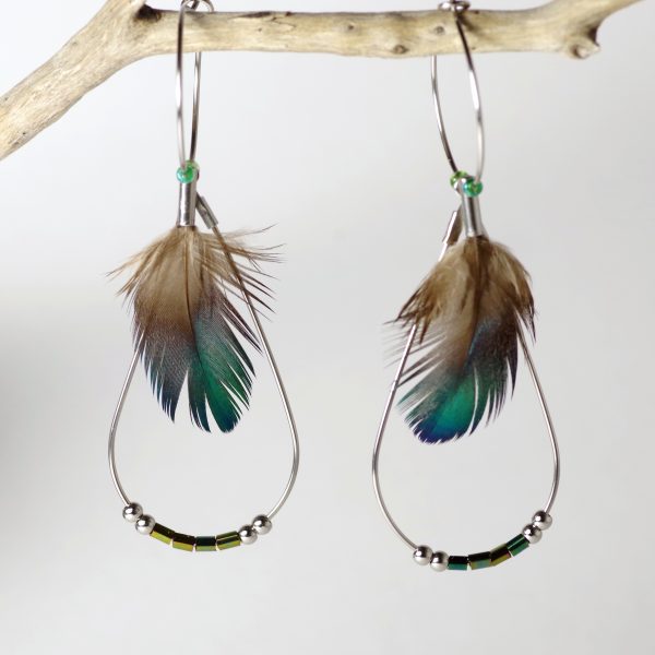 Des boucles d'oreilles originales avec deux pendentifs , une petite plume brillante et une grande goutte en fil d'inox, sur une petite créole en inox.