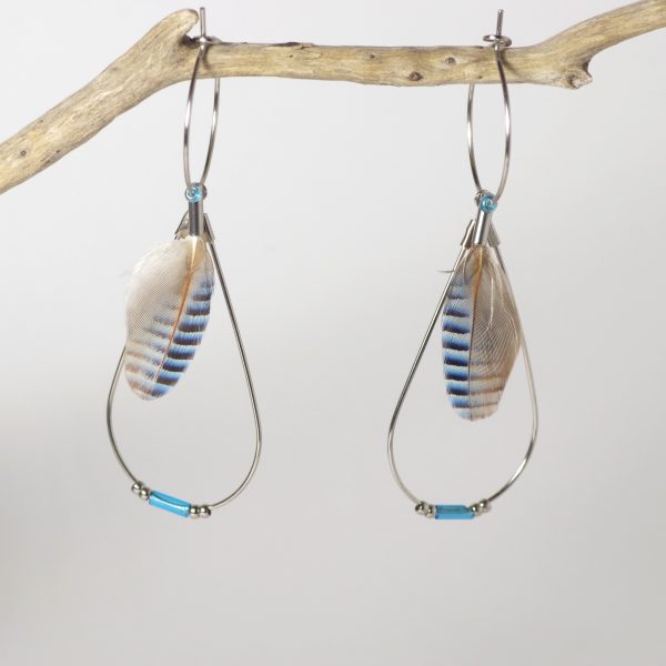 Boucles d'oreilles Alula, petite plume bleue rayée
