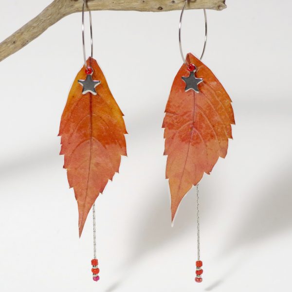 Des boucles d'oreilles créoles décorées de belles feuilles flammes.